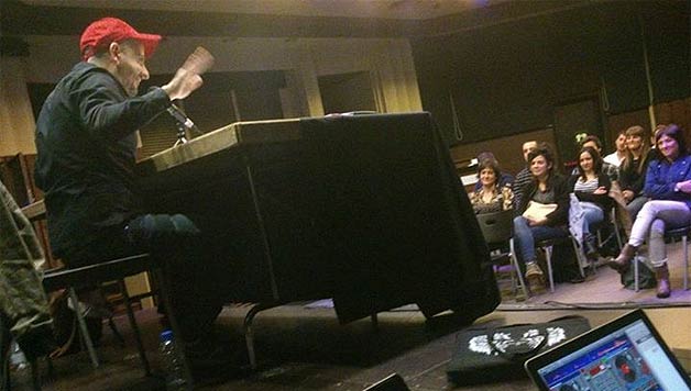 PIPERPOLIS: Taula gainean eginiko irrati antzerkia