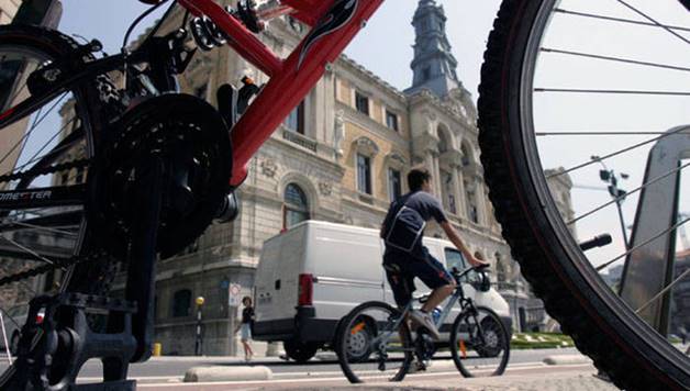 IBAIZABAL:  Hiriko errepideak auto eta txirrindularientzat direla aldarrikatu du  Biziz bizi elkarteak