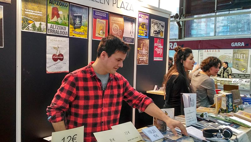 Autoekoizleen plazan Iratxe Mugire kantaria eta Josune Murgoitio idazlea