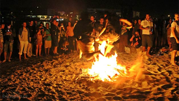DE MICA EN MICA: Nit de bruixes