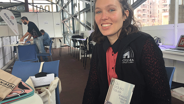 Garazi Arrulak “Gu orduko hauek” lehen liburua aurkeztu du