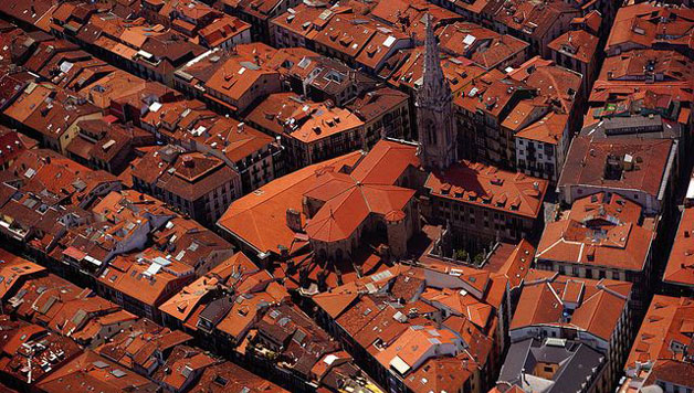 AUZOZ AUZO: Larunbatean Zazpi kaleetatik arituko gara zuzenean