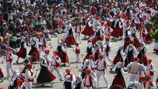Bizkaiko Dantzari eguna Bilboko kale nagusian Igandean