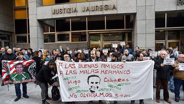 Iñigo Cabacasen heriotzaren epaiketaren harira kontzentrazioak eta gaubela deitu dituzte