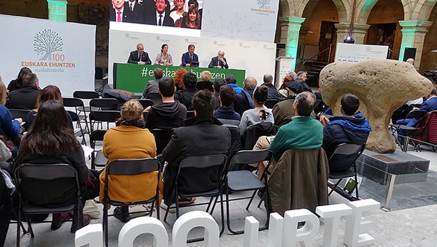 II. Nazioarteko Dialektologia Biltzarretik eginiko zuzeneko lehen saioa entzungai