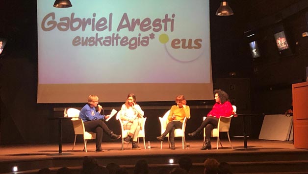 “Emakumeak oholtzan”, espazio publikoan aritzeak eta emakume izateak zer suposatzen du?