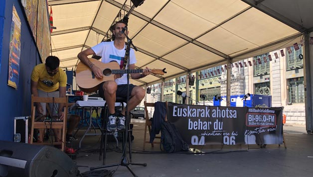 Oier Aslaren zuzeneko musikaz gozatu dugu