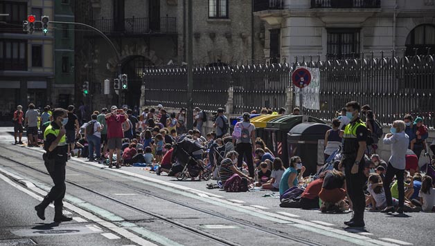 Giza kate erraldoia antolatuko dute gaur arratsaldean Mujikako eta Atxuriko eskolen egoera salatzeko