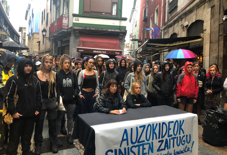 Alde Zaharreko bizilagunak salatu dituzte bortxaketa baten berri emateagatik