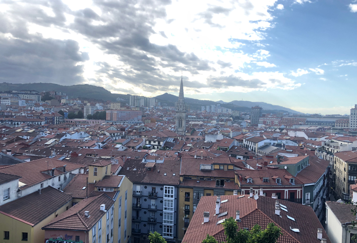 Solokoetxe auzoko bizilagunek igogailuren itxiera salatu dute auzoko irisgarritasuna aztertu dezaten eskatuz