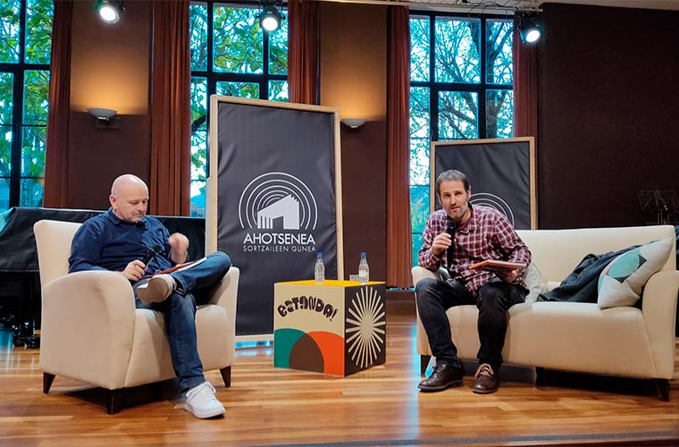 Adur Larreak “Lurbinttoko Ohoinak” eleberri grafikoa aurkeztu du