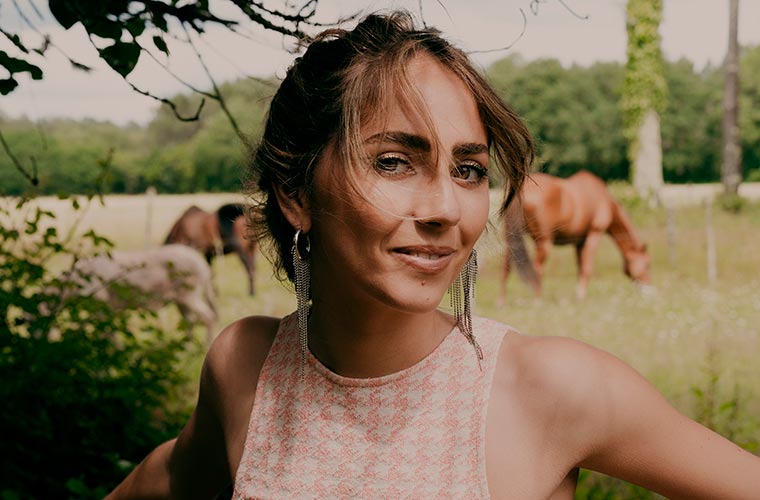 “Eklore” Julie artistaren lehen lana