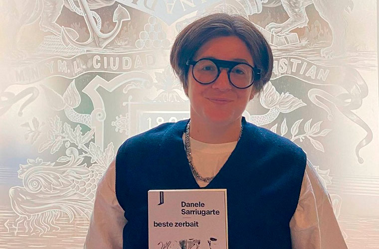 PIPERPOLIS: Danele Sarriugarte idazlearekin “Beste zerbait” eleberriaz