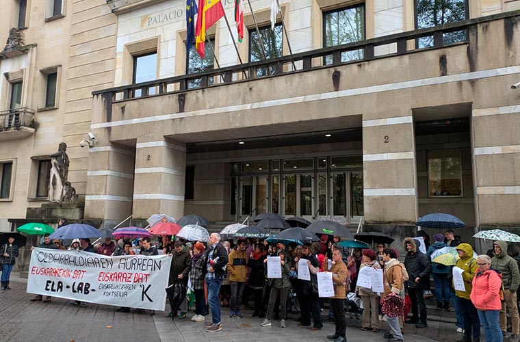 LAB, ELA eta Kontseilua kalera atera dira euskaraz lan egiteko eskubidea defendatzera