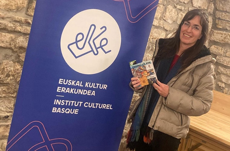 “Euskara eta biok Jalgi hadi mundura” libura aurkeztu digu Andrea Bella Garciak