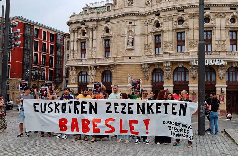 Bilboko tranbian zezenketen publizitatea jartzearen aurka mobilizatu dira Euskotreneko langileak