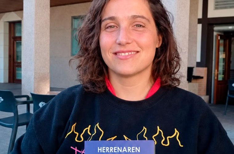 LIBURUEN MINTZOA: Maite Aizpuruarekin solasean “Herrenaren promesa” antzerki liburuaz